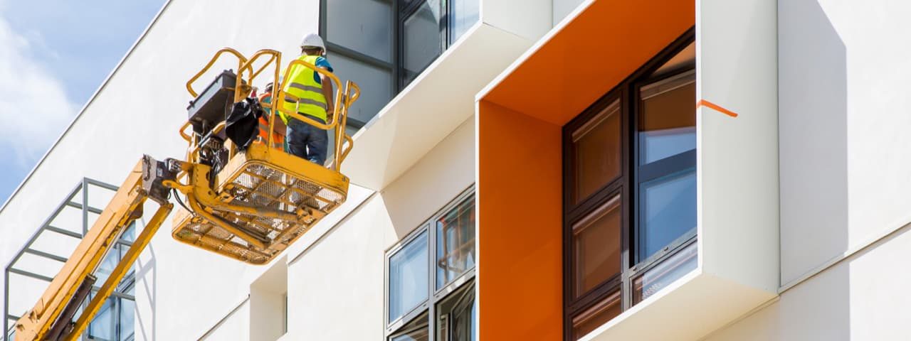 Aluguer de plataformas elevatórias: a que fatores deve estar atento?